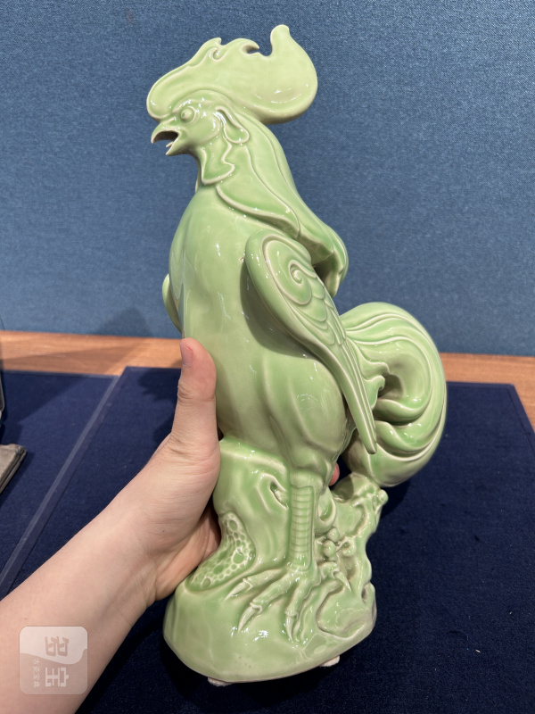 1950～60年作 曾龙升粉彩青釉雄鸡瓷塑 - 图3